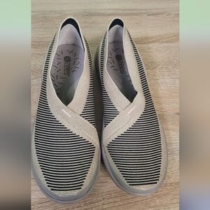 BZees Women's Gold and Black Slip On Loafers 9